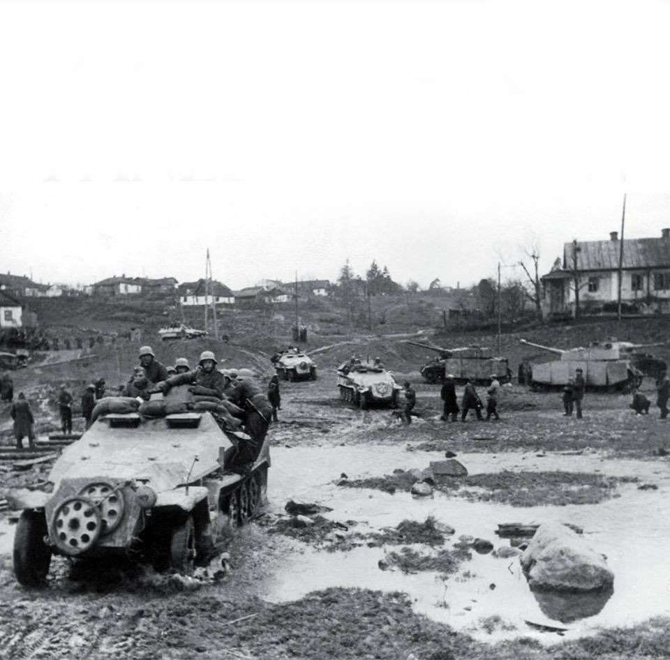 soldados sovieticos con vehiculo blindado - frente del este WWII